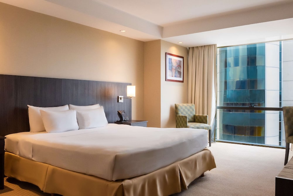 Room, 1 King Bed thumbnail 5