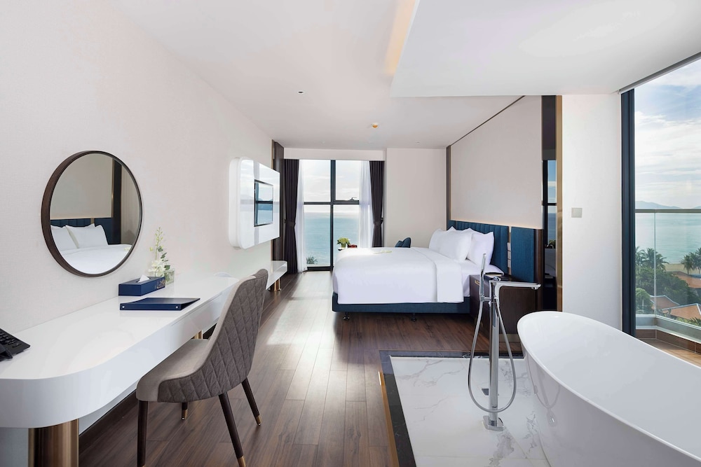 Honeymoon Suite, 1 King Bed, Balcony, Sea View photo 1