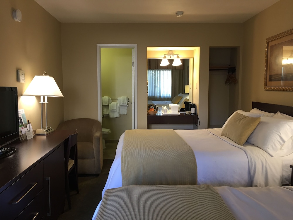 Standard Room, 2 Queen Beds thumbnail 5