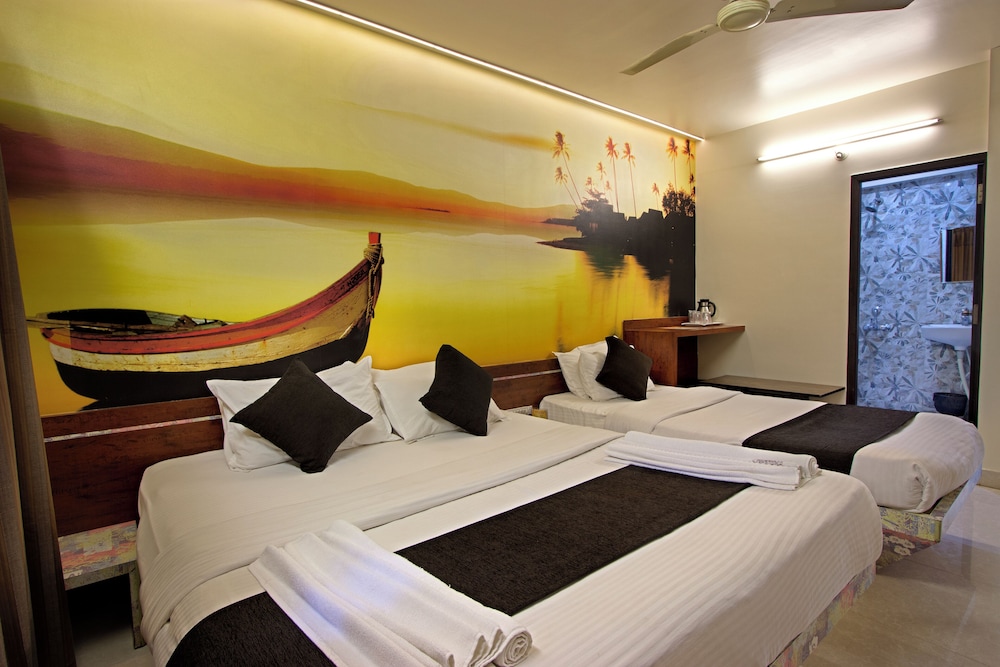 DELUXE TRIPLE BED AC