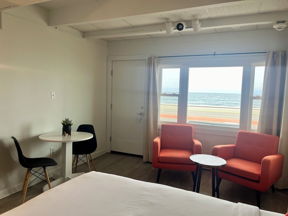 Deluxe Room, 2 Queen Beds, Patio First Level, Full Unobstructed Ocean View photo 3