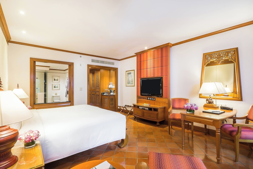 Room, 1 King Bed, Garden View (Balcony) - Photo 7