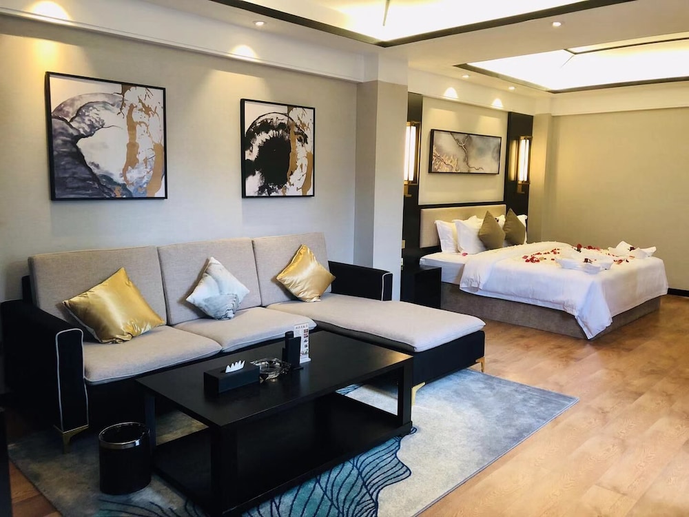 Deluxe Suite photo 2