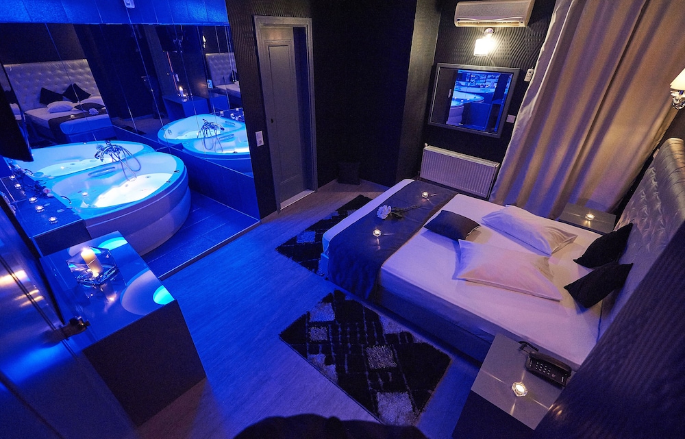 Suite, Jetted Tub photo 2