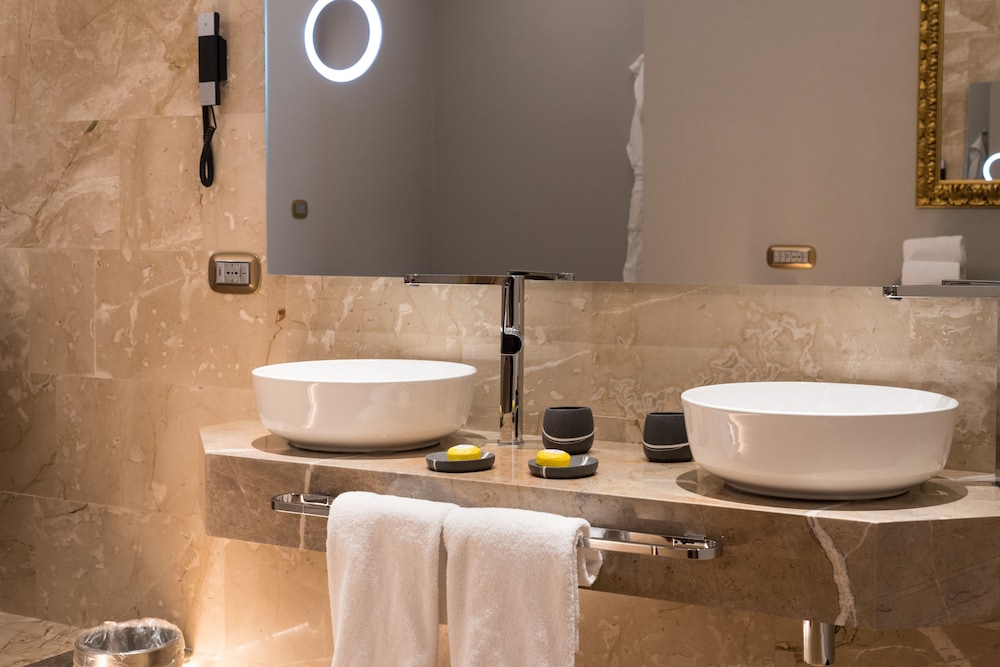 Presidential Suite, Hot Tub, City View thumbnail 6
