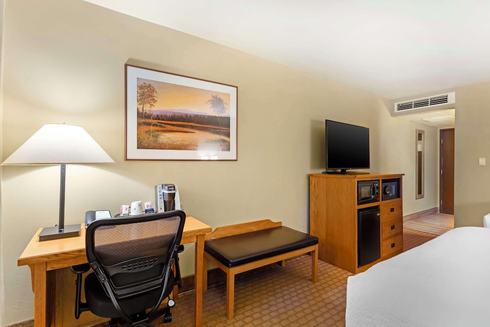 Standard Room, 2 Queen Beds, Non Smoking, Refrigerator & Microwave - Photo 3