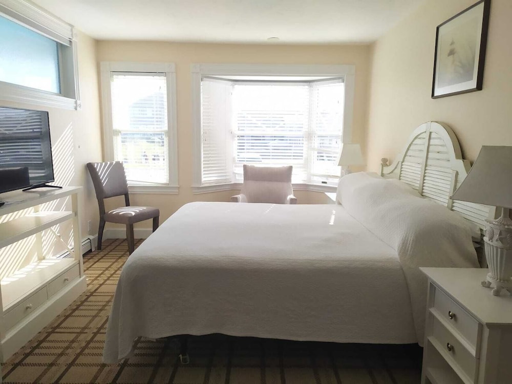 Standard Triple Room, Private Bathroom, Partial Sea View (Room 112)