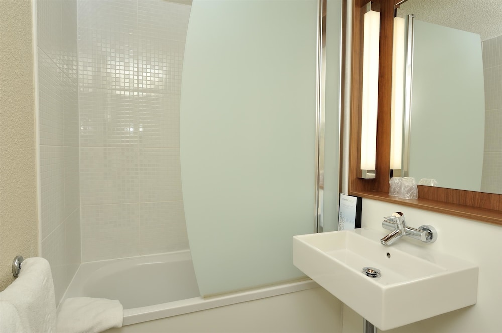 Standard Room, 2 Twin Beds - Photo 10