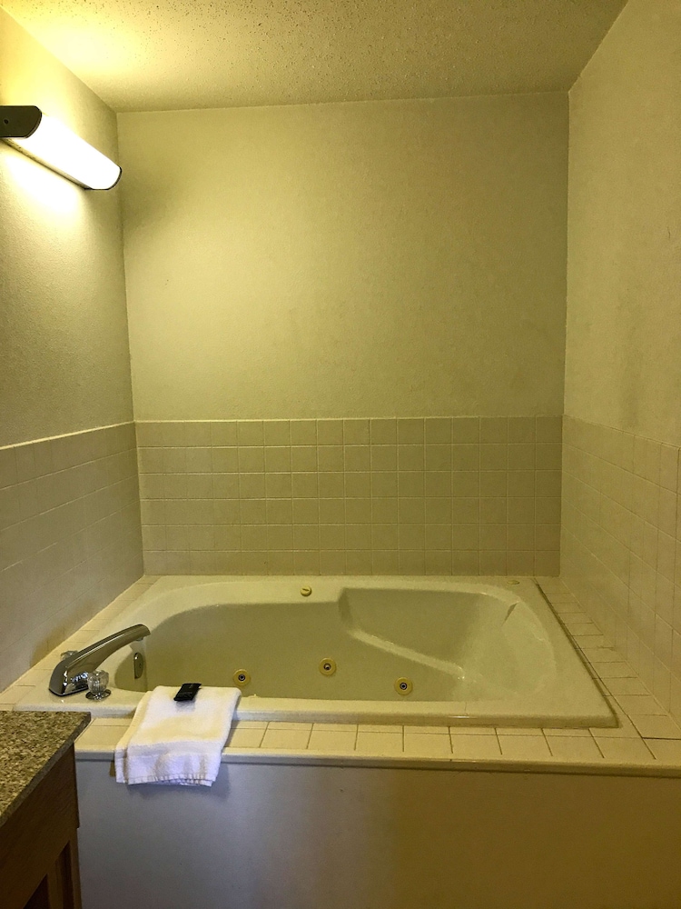 Suite, 1 King Bed, Non Smoking - Photo 5