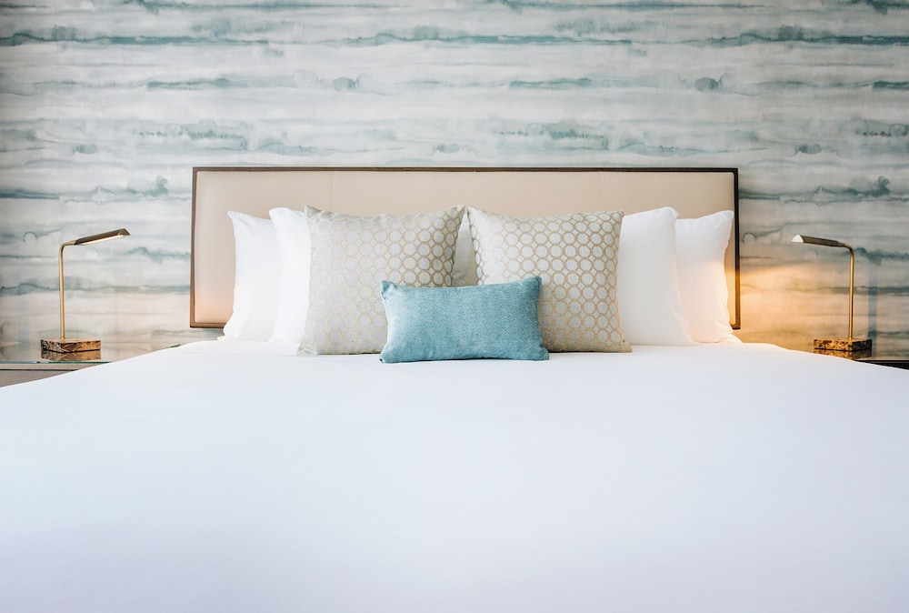 Deluxe Room, 1 King Bed, Balcony