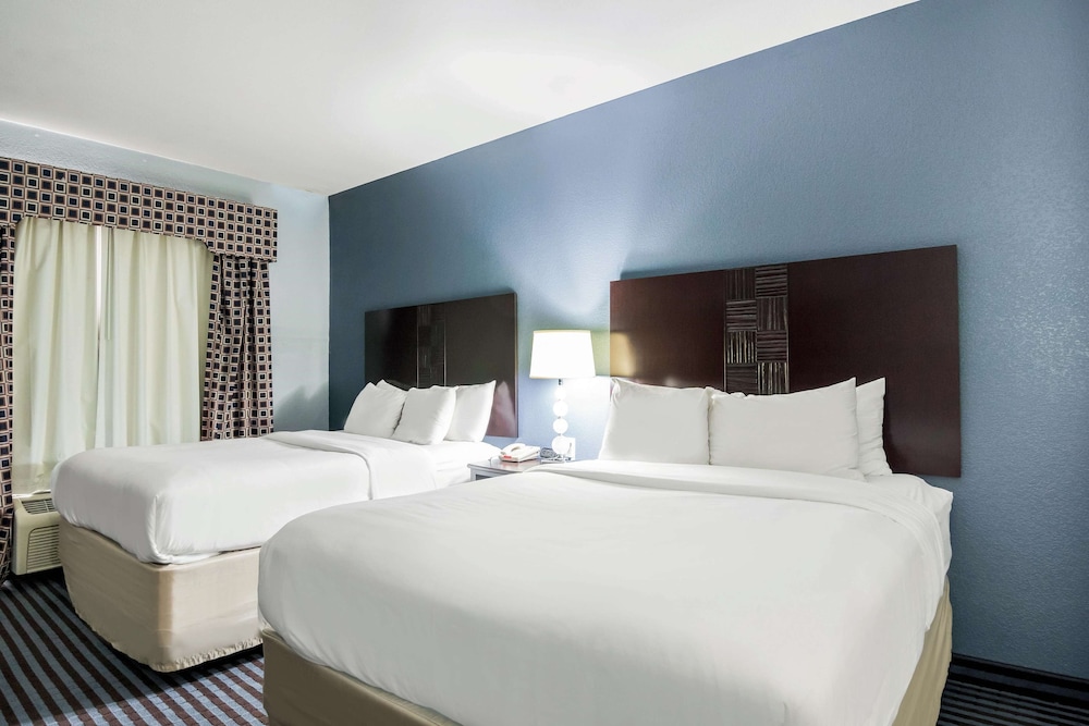 Standard Room, 2 Queen Beds, Non Smoking, Refrigerator & Microwave - Photo 1
