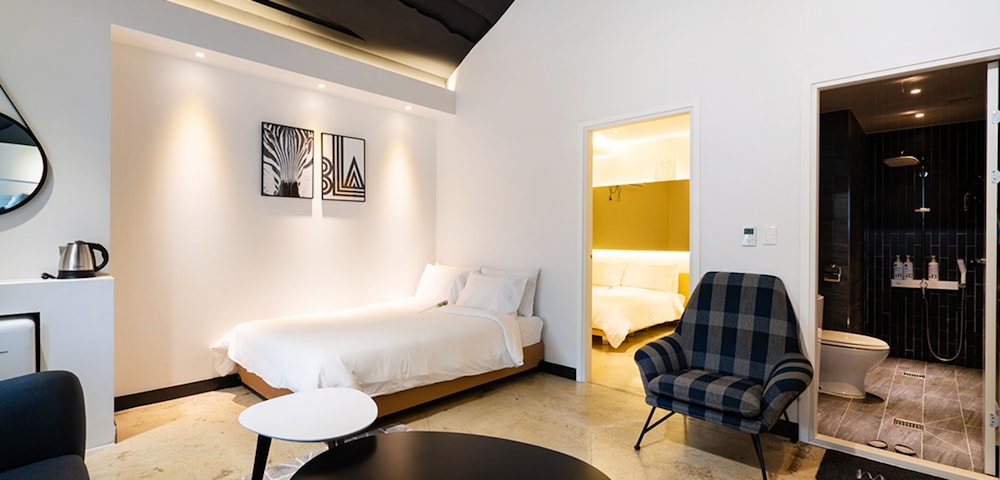 Room, 2 Bedrooms (Zebra) - Photo 3