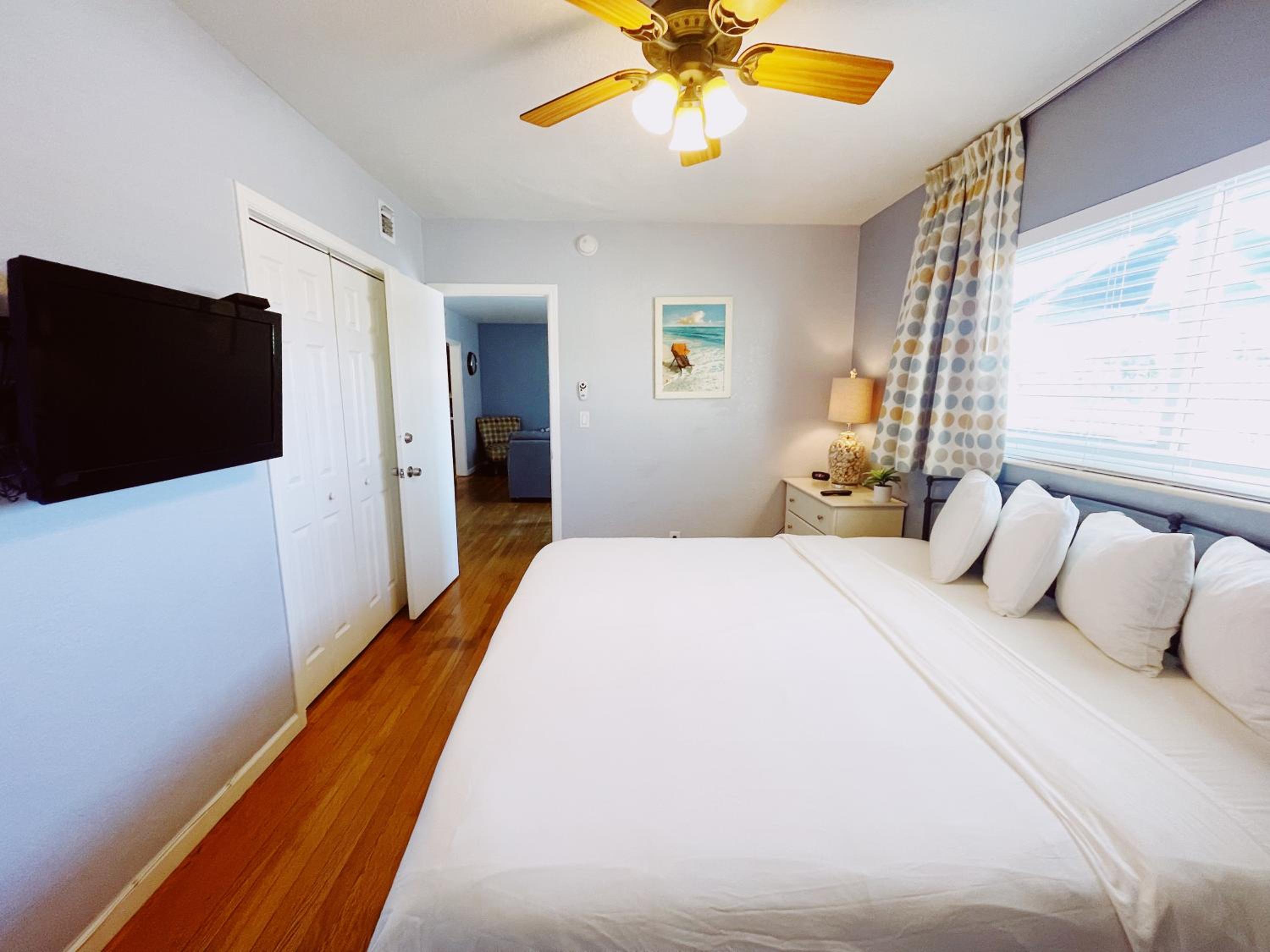 Two-Bedroom Apartment with Pool View photo 2