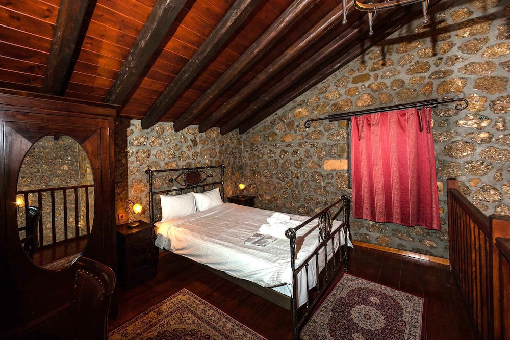 Deluxe Suite, Jetted Tub