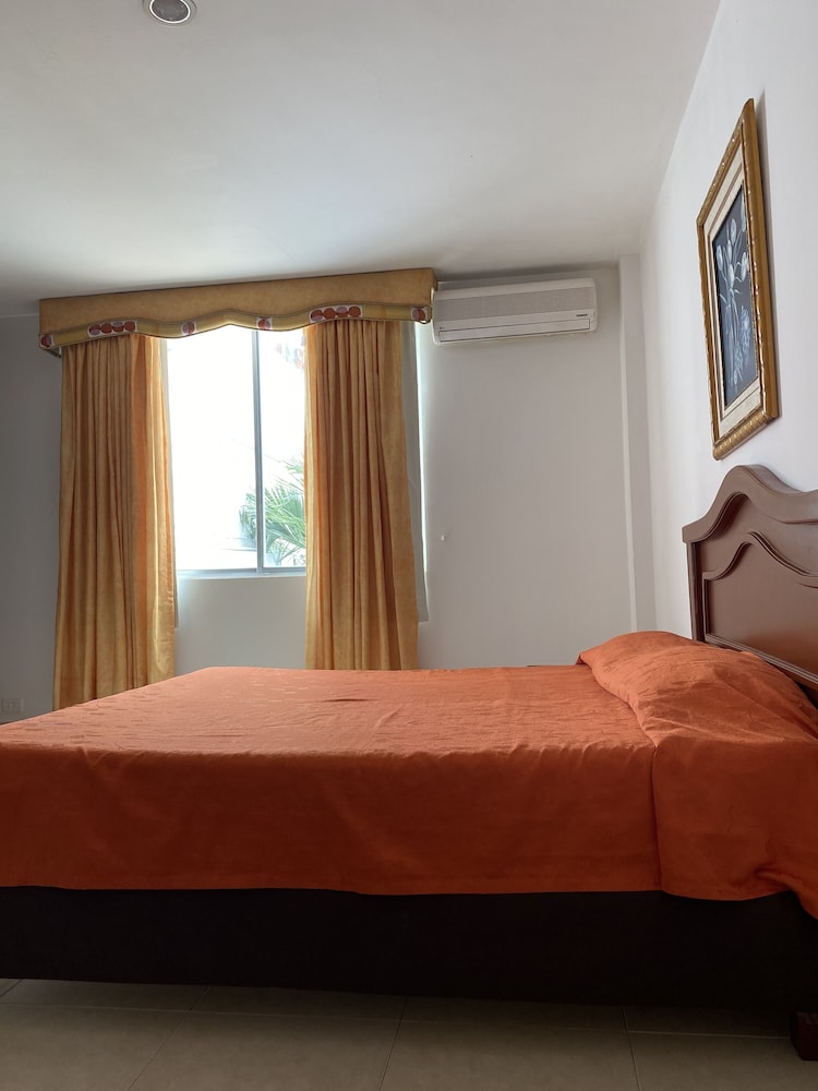Basic Single Room, 1 Queen Bed photo 2