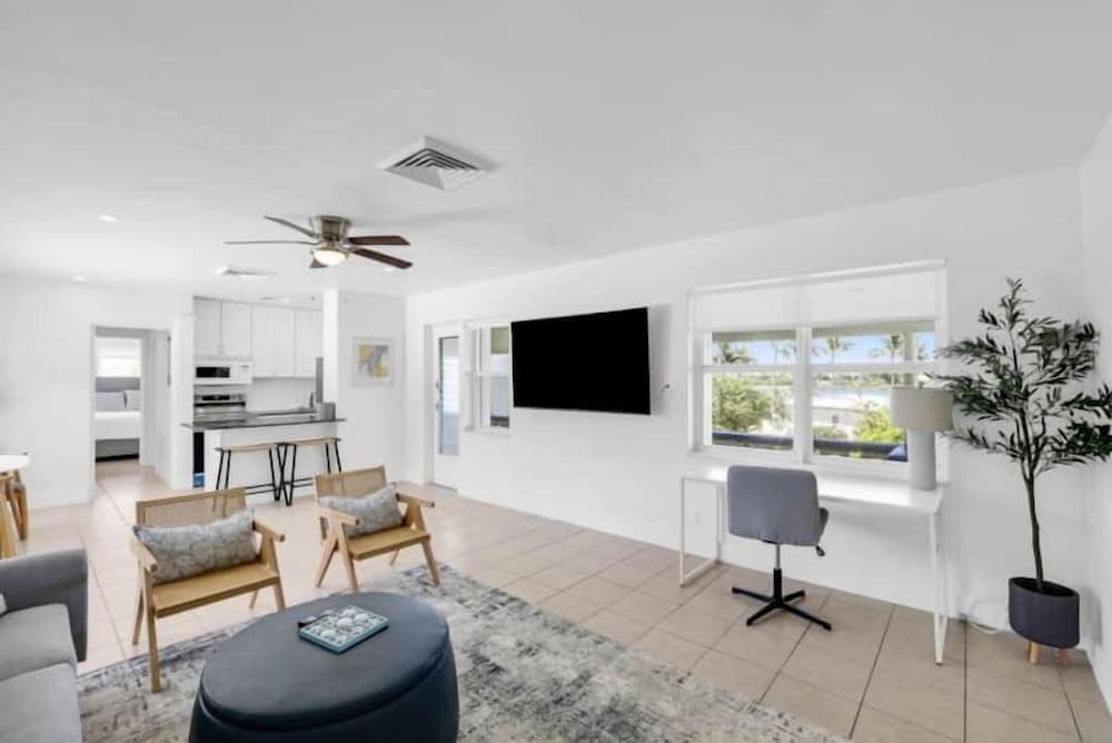 Unit 7 Cardinal- One King Oceanfront Condo