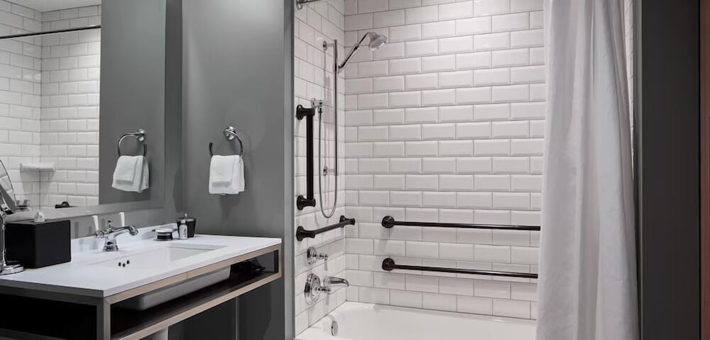 Room, 1 King Bed (Mobility Accessible, Tub) thumbnail 5