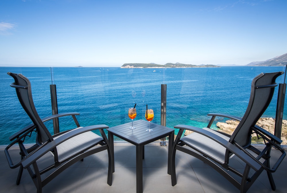 Deluxe Room, 1 King Bed, Balcony, Sea View