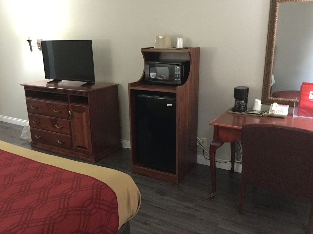 Standard Room, 2 Queen Beds, Non Smoking - Photo 12