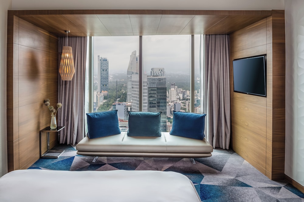 Suite, Club Lounge Access, Executive Level (Prestige. Angel of Independence view)