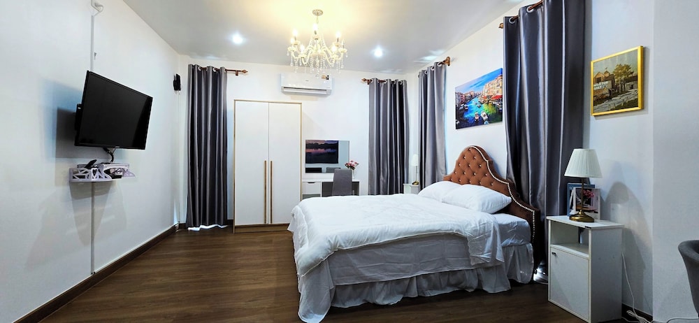 Deluxe Room, 1 King Bed with Sofa bed, Balcony, Lake View photo 2