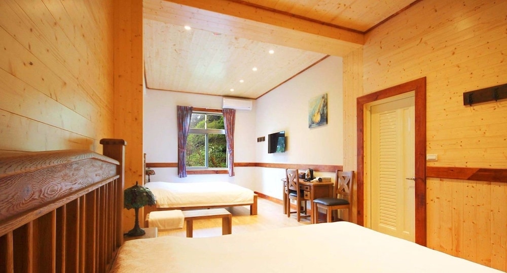 Standard Suite, Multiple Beds photo 3