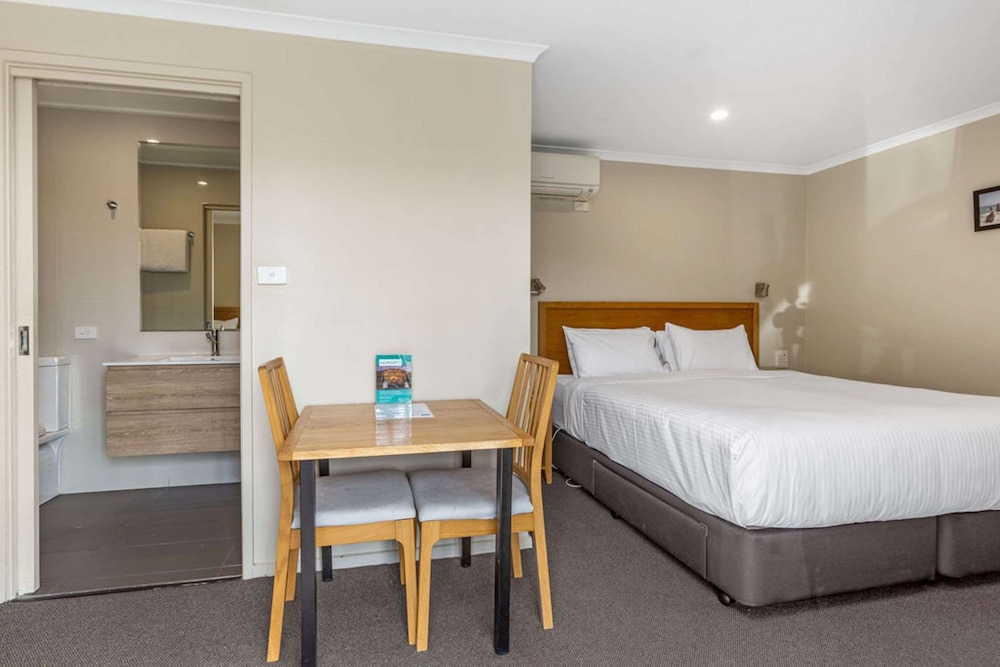 Standard Room, Multiple Beds, Non Smoking, Ground Floor (Walk-In Shower) - Photo 6