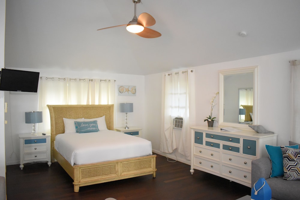 Standard Room, 1 Queen Bed, Non Smoking, Ocean View photo 3