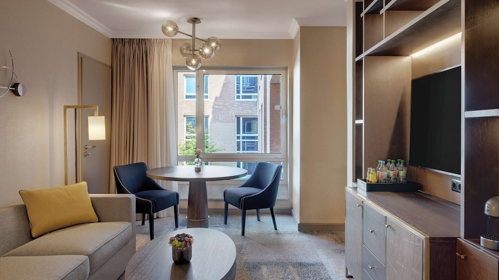 Suite, 1 King Bed, City View