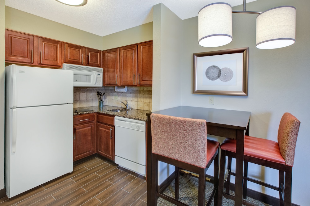 Suite, 2 Bedrooms, Kitchen - Photo 8