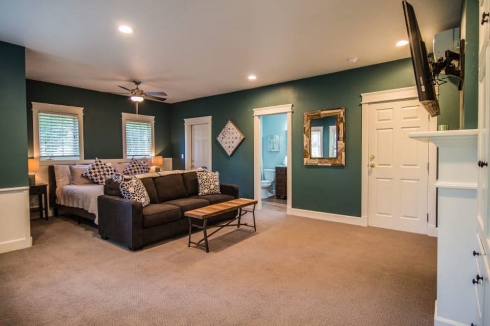 Room, Private Bathroom (Oliver #320) photo 3