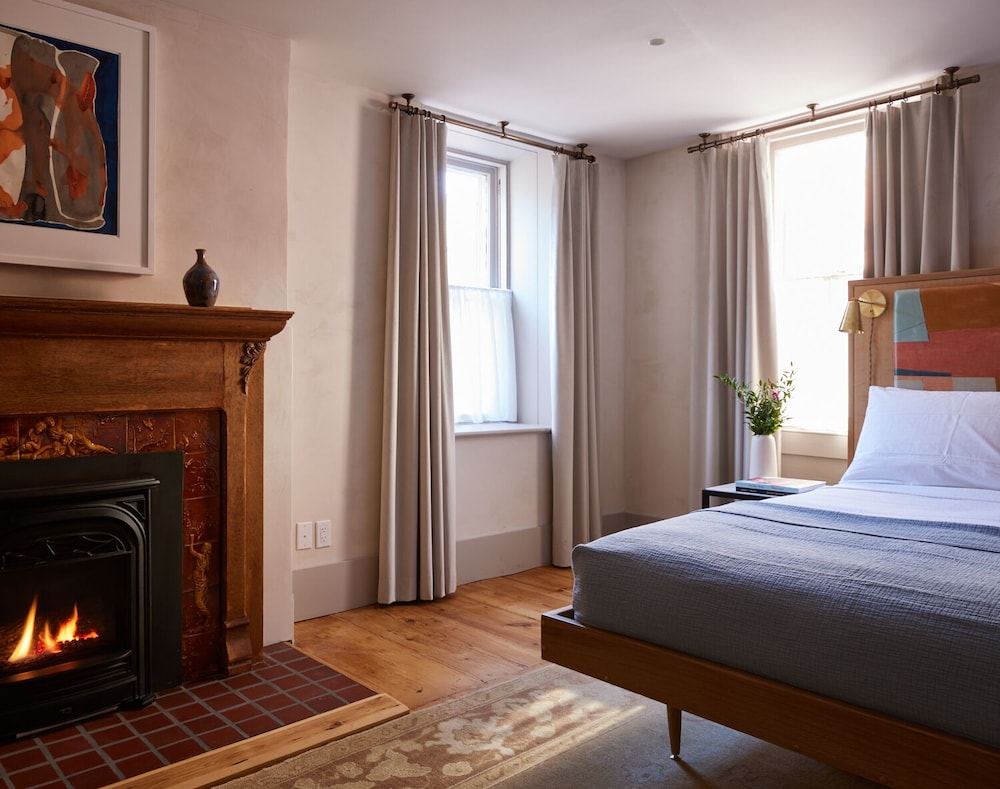 John St Luxury Queen W/ Fireplace
