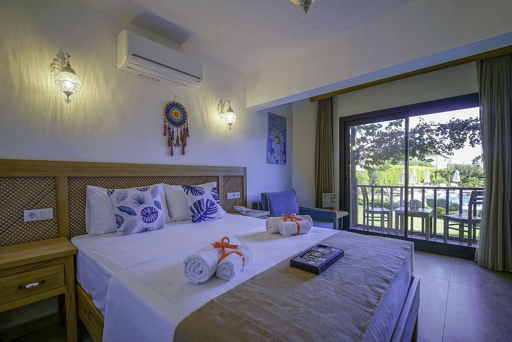 Superior Room, Pool View photo 3