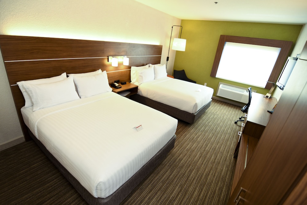 Standard Room, 2 Queen Beds - Photo 13