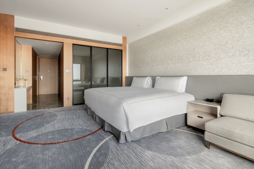 Premium Room, 1 King Bed (Jinji Lake Suzhou Eye View) - Photo 2