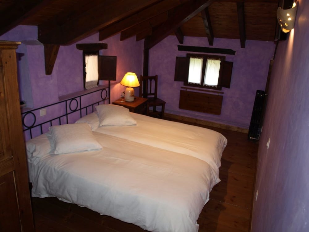 House, Multiple Bedrooms photo 3