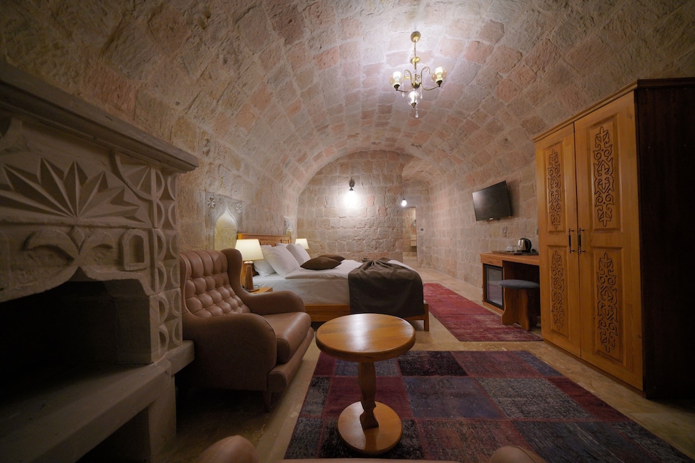 Deluxe Arch Room With Fireplace photo 2