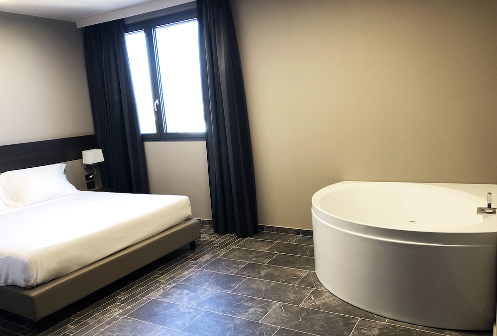 Junior Double Room, 1 King Bed, Hot Tub photo 2
