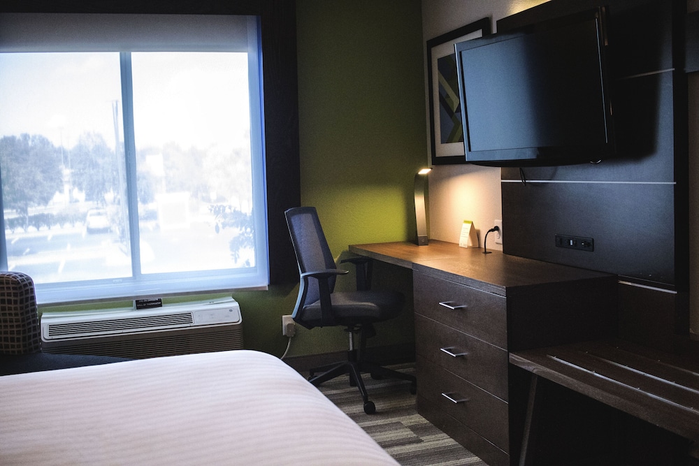 Suite, 1 Bedroom, Accessible (1 Kng, Comm, Roll Shwr) - Photo 3