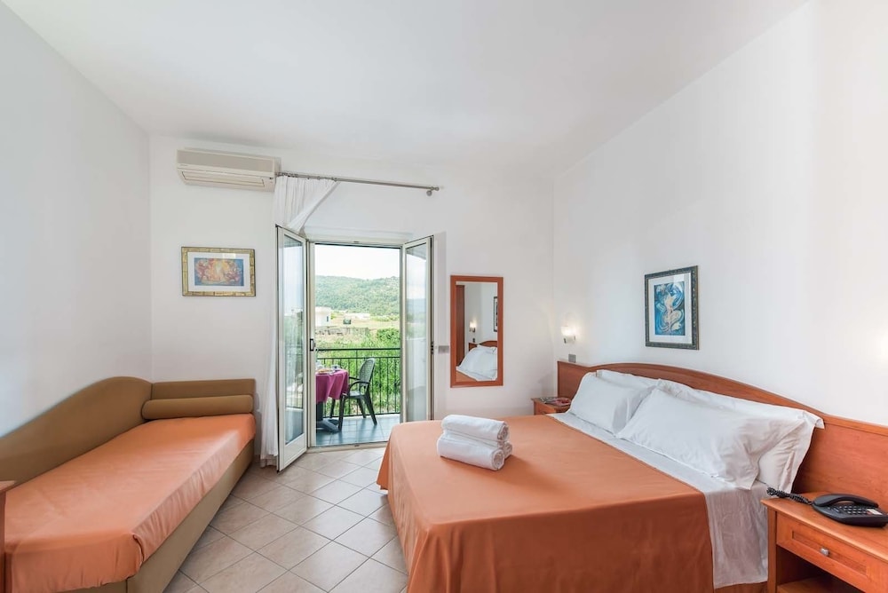 Triple Room, Accessible photo 1