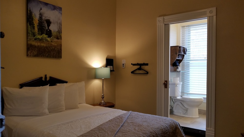 Petite Room 1, No View