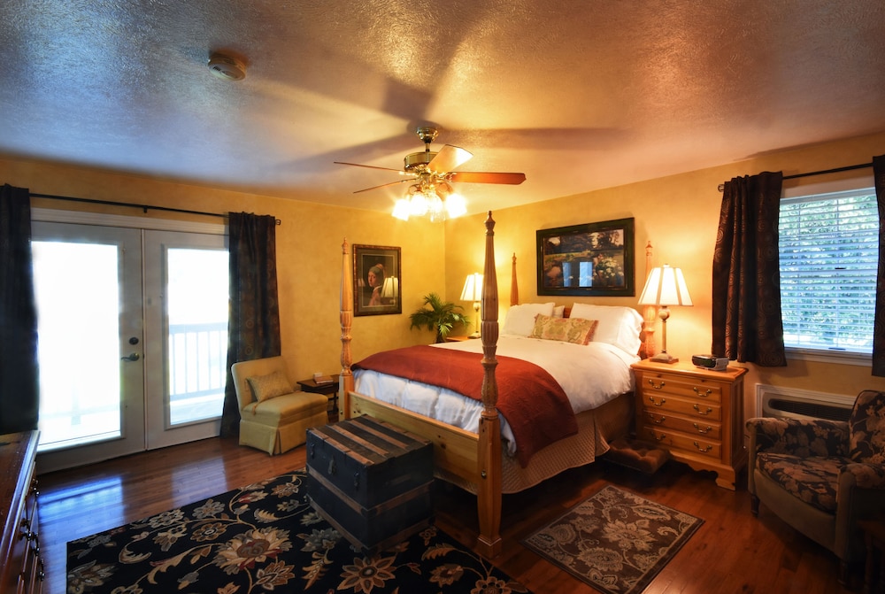 Room, 1 Queen Bed, Private Bathroom (Big Mountain) photo 3
