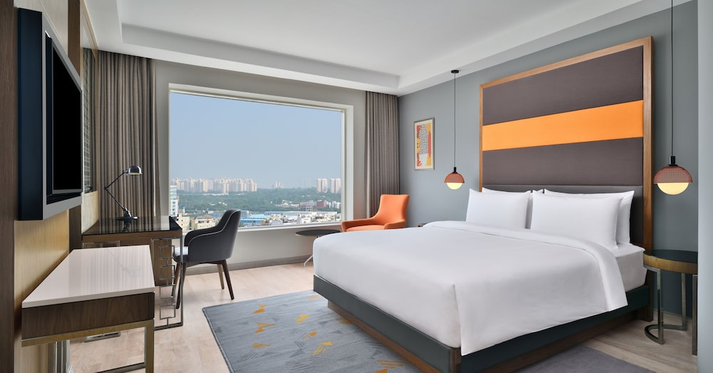Club Room, 1 King Bed, Non Smoking - Photo 7