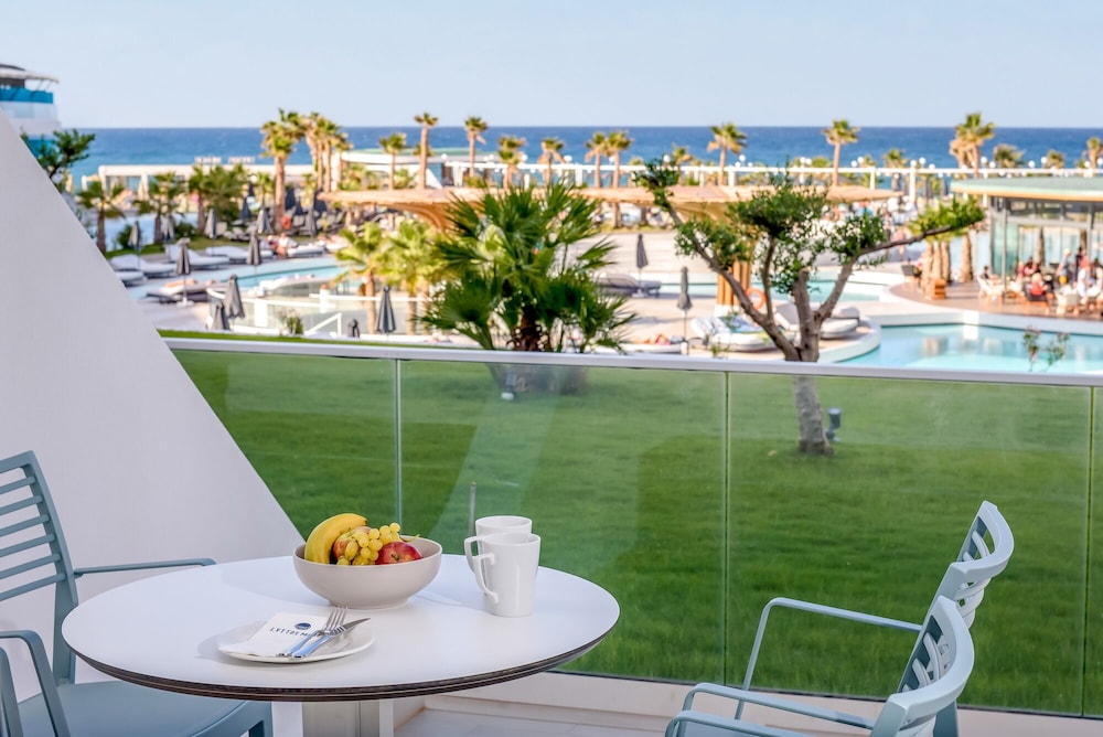 Family Room Pool or Sea View