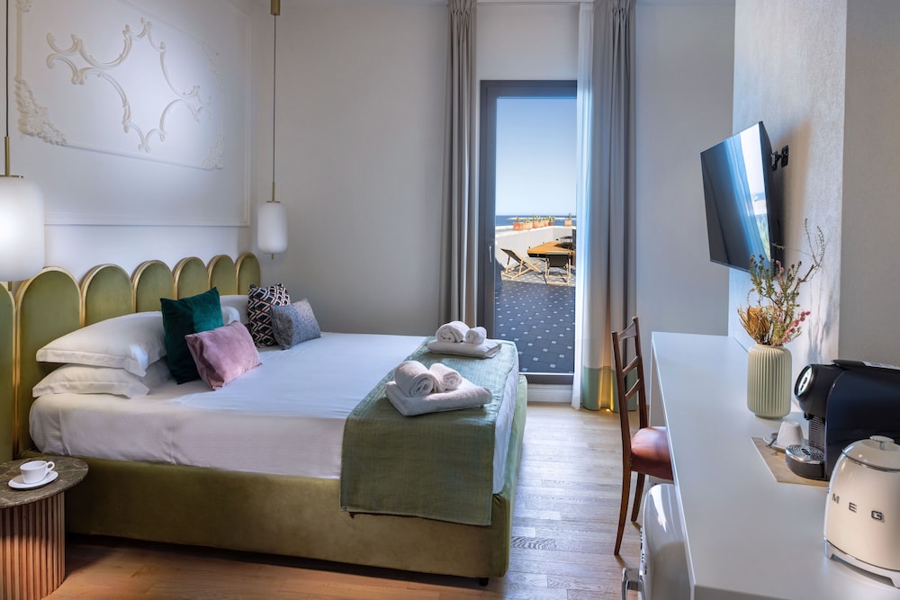 Double Room, 1 King Bed, Sea View, Tower photo 1