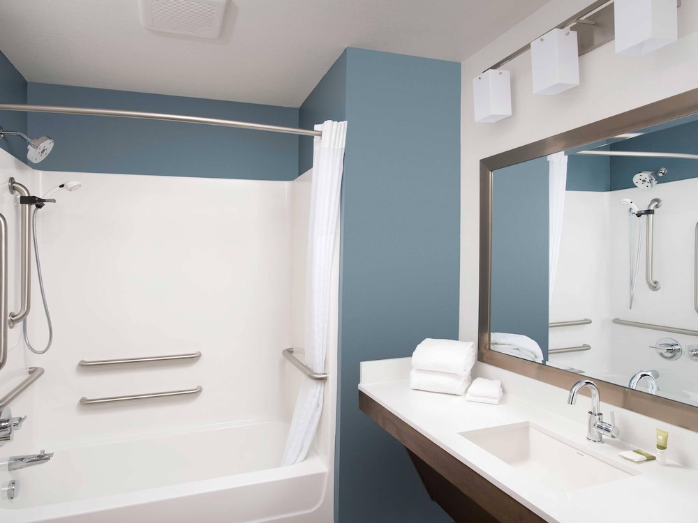 Suite, 1 Queen Bed, Accessible, Non Smoking (Accessible Tub)