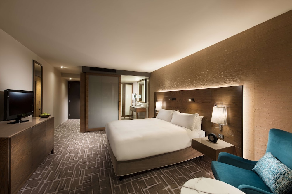 Premier King Room with City View
