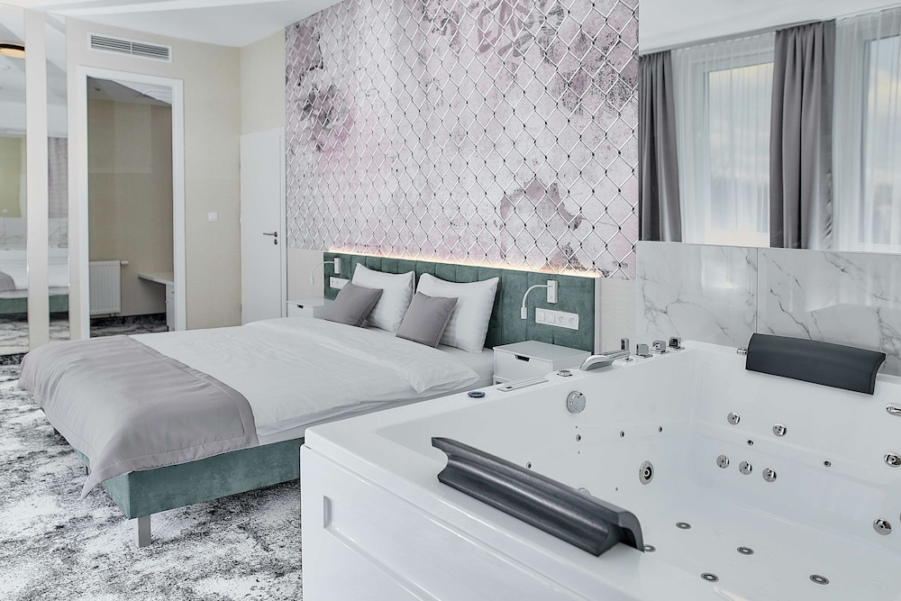 Junior Suite, 1 King Bed photo 3