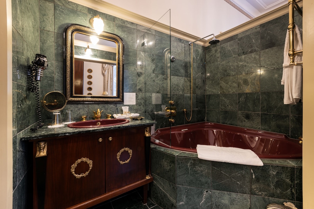 Suite, Jetted Tub - Photo 4