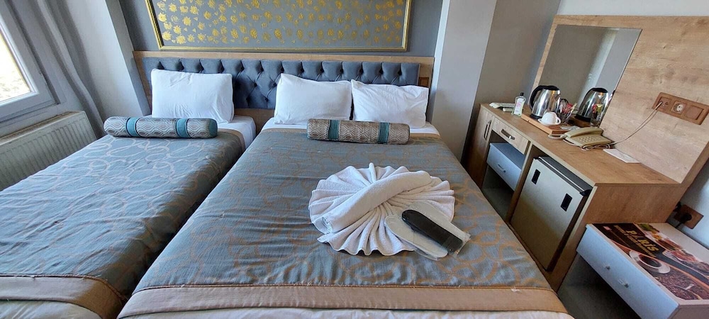 Economy Triple Room photo 3